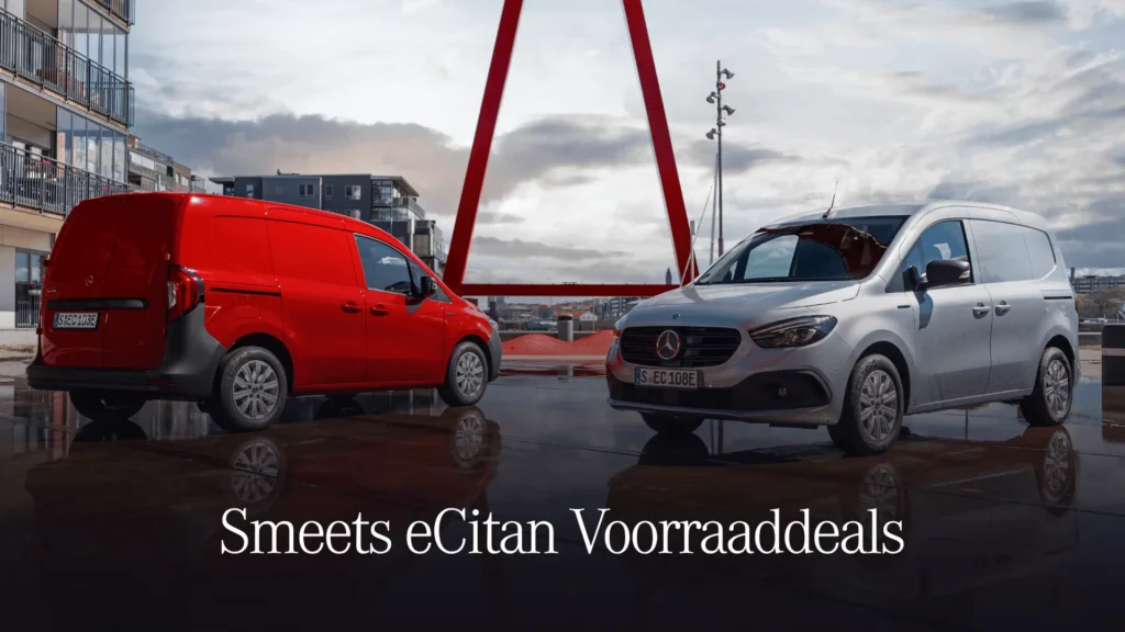 Rode en zilveren Mercedes-Benz eCitan bestelauto aan de haven